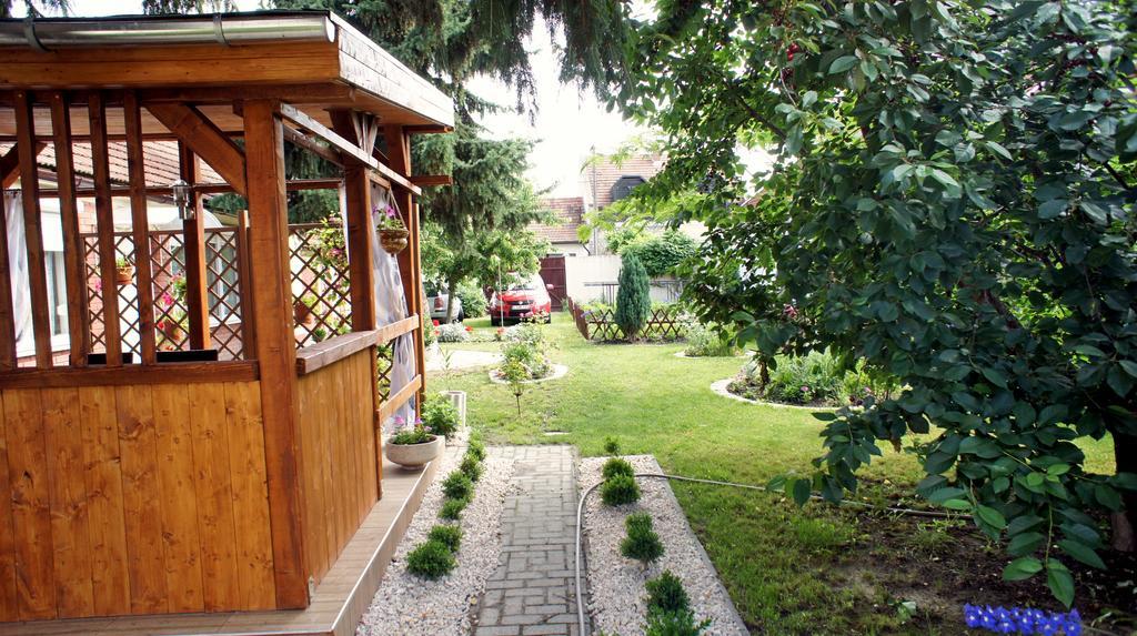 Villa Hajnal Apartman Gyula Exterior foto