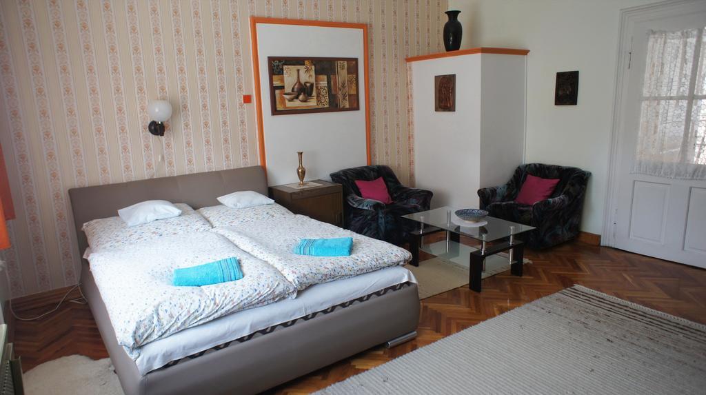 Villa Hajnal Apartman Gyula Exterior foto