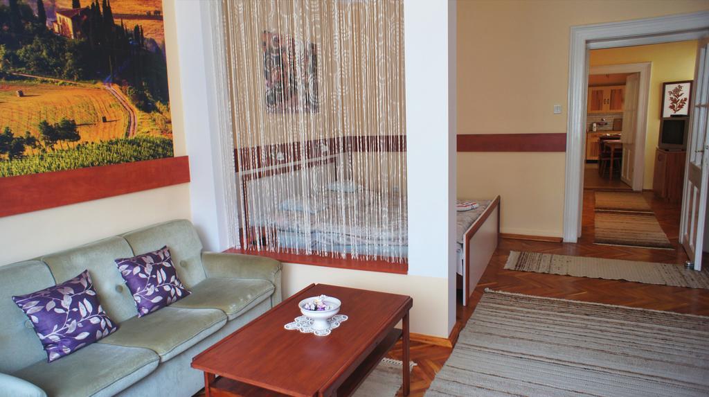 Villa Hajnal Apartman Gyula Exterior foto